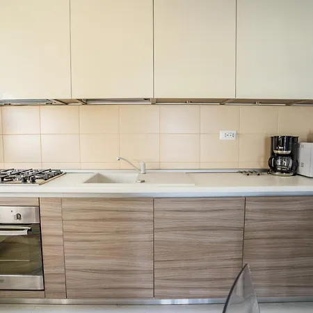 Summerland Nikos Apartment Mamaia
