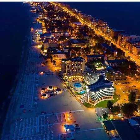 Summerland Nikos Mamaia