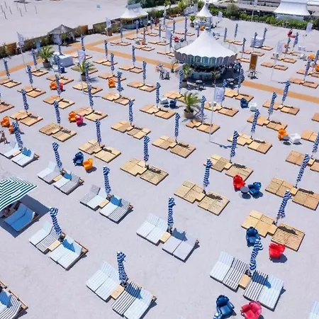 Summerland Nikos Mamaia