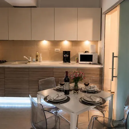 Summerland Nikos Apartment *